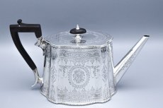 画像3: アンティークシルバー、アンティーク銀器、純銀製(925) 1885年 変わりカンシェイプ エレガントな葉模様 ガーランド ティーポット (3)