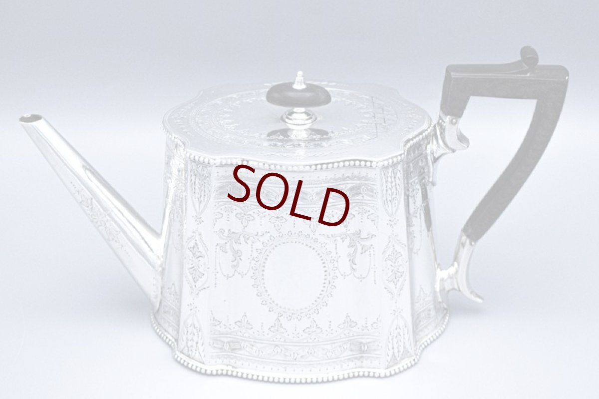 画像2: アンティークシルバー、アンティーク銀器、純銀製(925) 1885年 変わりカンシェイプ エレガントな葉模様 ガーランド ティーポット (2)