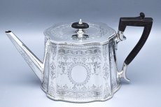 画像2: アンティークシルバー、アンティーク銀器、純銀製(925) 1885年 変わりカンシェイプ エレガントな葉模様 ガーランド ティーポット (2)