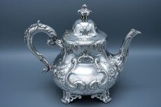 画像6: アンティークシルバー、アンティーク銀器、純銀製(925) 1865年 バーナード　ヴィクトリアンロココ お花の手彫り打ち出し彫刻　ティーポット (6)