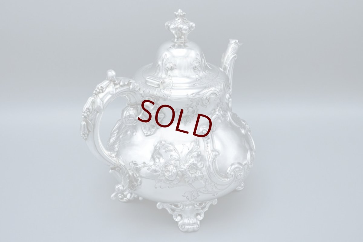 画像4: アンティークシルバー、アンティーク銀器、純銀製(925) 1865年 バーナード　ヴィクトリアンロココ お花の手彫り打ち出し彫刻　ティーポット (4)