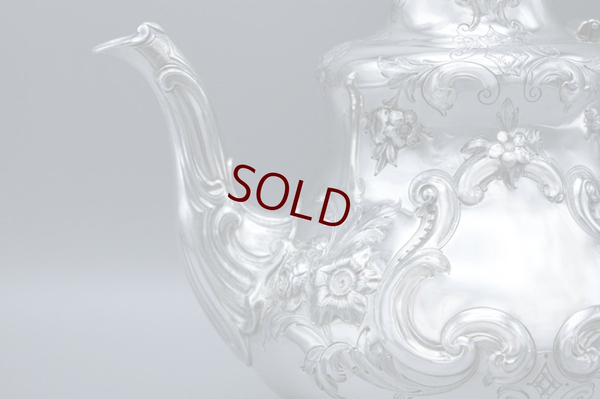 画像9: アンティークシルバー、アンティーク銀器、純銀製(925) 1865年 バーナード　ヴィクトリアンロココ お花の手彫り打ち出し彫刻　ティーポット (9)