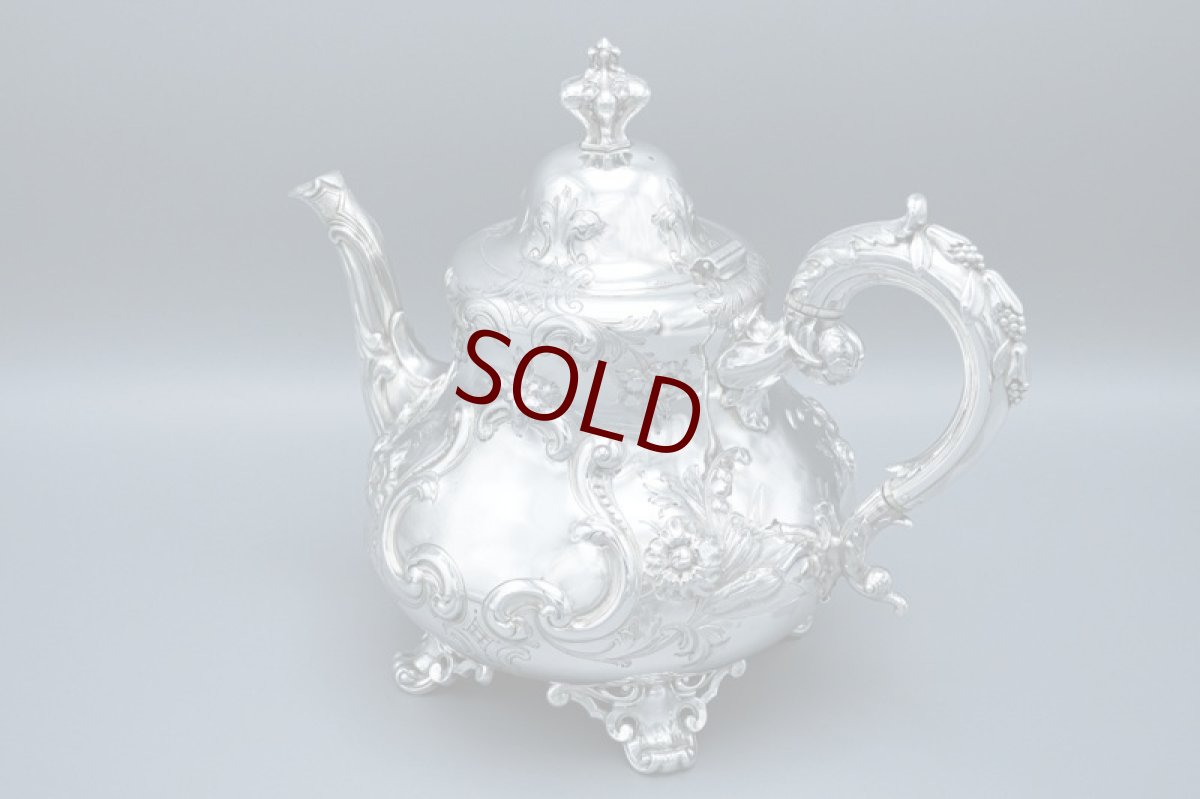 画像3: アンティークシルバー、アンティーク銀器、純銀製(925) 1865年 バーナード　ヴィクトリアンロココ お花の手彫り打ち出し彫刻　ティーポット (3)