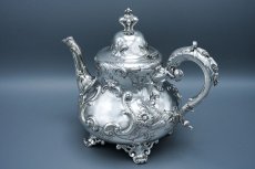 画像3: アンティークシルバー、アンティーク銀器、純銀製(925) 1865年 バーナード　ヴィクトリアンロココ お花の手彫り打ち出し彫刻　ティーポット (3)