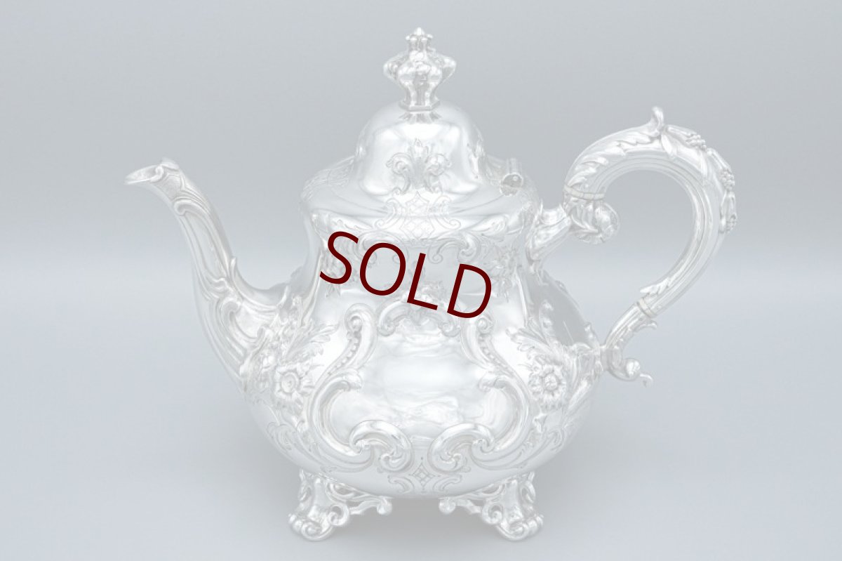 画像2: アンティークシルバー、アンティーク銀器、純銀製(925) 1865年 バーナード　ヴィクトリアンロココ お花の手彫り打ち出し彫刻　ティーポット (2)