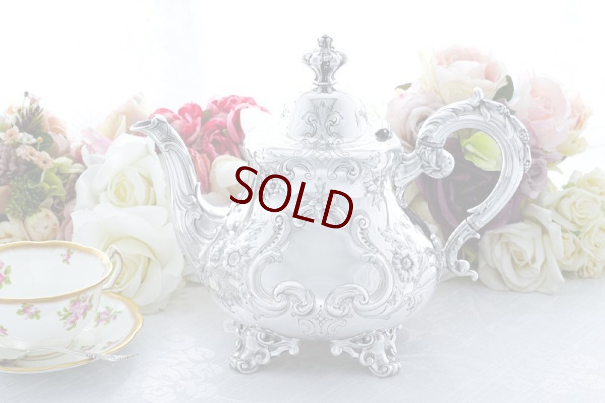 画像1: アンティークシルバー、アンティーク銀器、純銀製(925) 1865年 バーナード　ヴィクトリアンロココ お花の手彫り打ち出し彫刻　ティーポット (1)