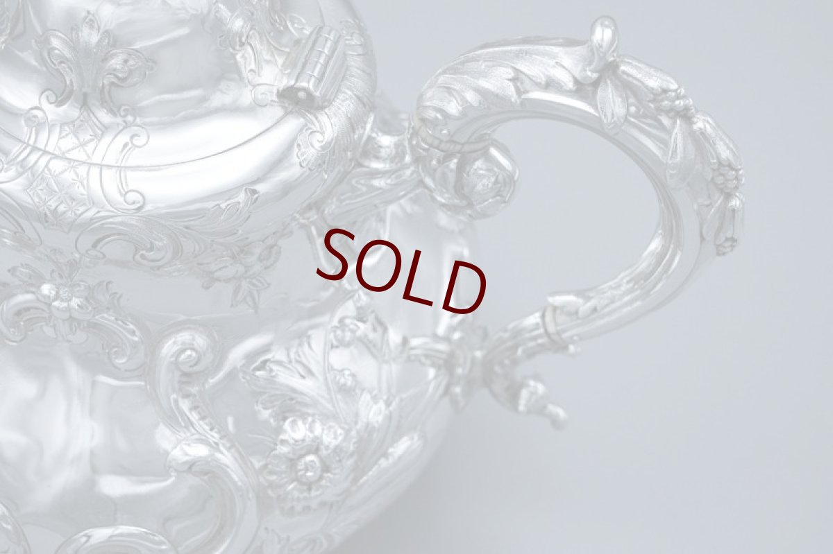 画像8: アンティークシルバー、アンティーク銀器、純銀製(925) 1865年 バーナード　ヴィクトリアンロココ お花の手彫り打ち出し彫刻　ティーポット (8)