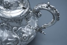 画像8: アンティークシルバー、アンティーク銀器、純銀製(925) 1865年 バーナード　ヴィクトリアンロココ お花の手彫り打ち出し彫刻　ティーポット (8)