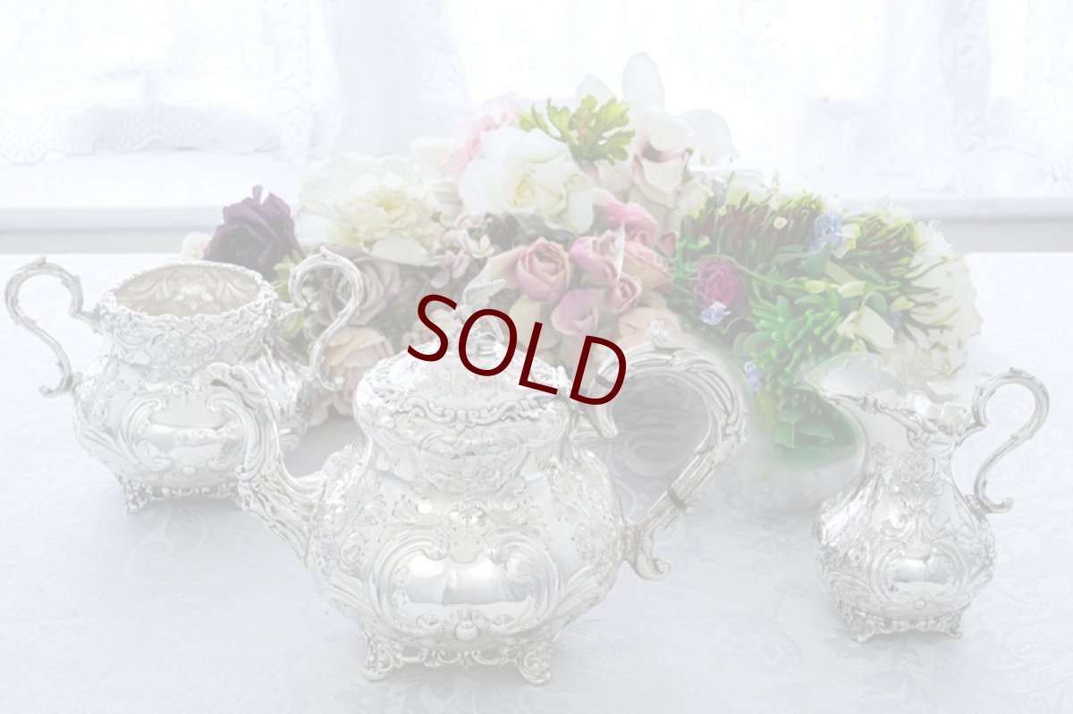 画像1: アンティークシルバー、アンティーク銀器　シルバープレート製　ヴィクトリア時代後期　ハンドチェイシング　ルイスタイル　ティー3点セット (1)