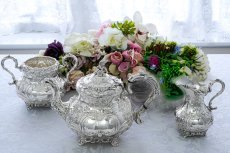 画像1: アンティークシルバー、アンティーク銀器　シルバープレート製　ヴィクトリア時代後期　ハンドチェイシング　ルイスタイル　ティー3点セット (1)