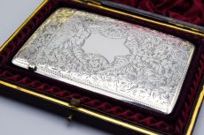 画像10: アンティークシルバー、アンティーク銀器 純銀製（925）1904年　お花、葉模様、スクロールの手彫りエングレービング彫刻　カードケース (10)