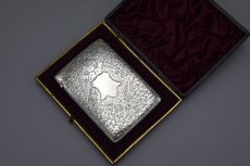 画像2: アンティークシルバー、アンティーク銀器 純銀製（925）1904年　お花、葉模様、スクロールの手彫りエングレービング彫刻　カードケース (2)