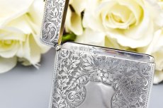 画像7: アンティークシルバー、アンティーク銀器 純銀製（925）1904年　お花、葉模様、スクロールの手彫りエングレービング彫刻　カードケース (7)