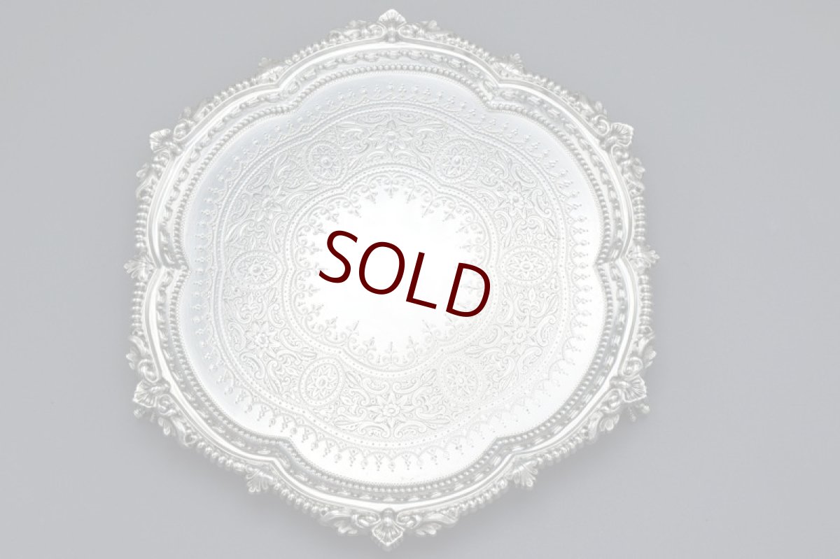 画像1: アンティークシルバー、アンティーク銀器、純銀製(925)1890年ガドルーンと貝の縁取り、見事な手彫りエングレービング彫刻サルヴァ23cm (1)