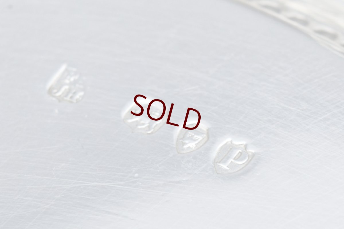 画像7: アンティークシルバー、アンティーク銀器、純銀製(925)1890年ガドルーンと貝の縁取り、見事な手彫りエングレービング彫刻サルヴァ23cm (7)