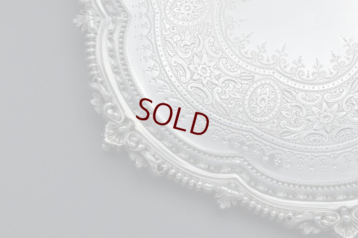 画像4: アンティークシルバー、アンティーク銀器、純銀製(925)1890年ガドルーンと貝の縁取り、見事な手彫りエングレービング彫刻サルヴァ23cm (4)