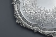 画像4: アンティークシルバー、アンティーク銀器、純銀製(925)1890年ガドルーンと貝の縁取り、見事な手彫りエングレービング彫刻サルヴァ23cm (4)