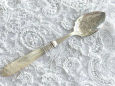 画像1: アンティークシルバー、アンティーク銀器、シルバープレート製 白蝶貝ハンドル 美彫刻ジャムスプーン (1)