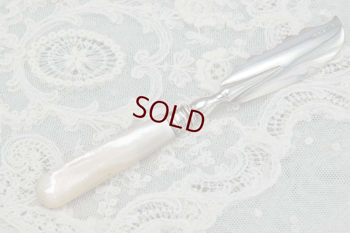 画像4: アンティークシルバー、アンティーク銀器純銀製（925）1891年　白蝶貝ハンドル　葉模様の彫刻　ペア バターナイフセット (4)