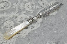 画像5: アンティークシルバー、アンティーク銀器純銀製（925）1891年　白蝶貝ハンドル　葉模様の彫刻　ペア バターナイフセット (5)