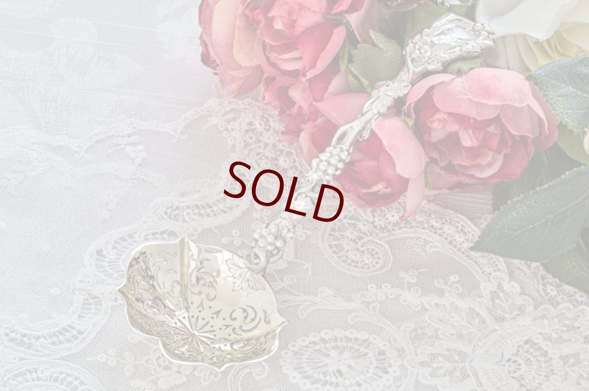 画像1: アンティークシルバー、アンティーク銀器、純銀製(925)　特級　1848年　フランシス・ヒギンズ　エレガントな葡萄と葉のハンドル　美透かし細工 シュガーシフタースプーン (1)