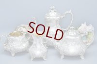 アンティークシルバー、アンティーク銀器、純銀製（925）1854年 特級 ロココスタイル お花とスクロールの彫刻が美しい、ティー＆コーヒー4点セット