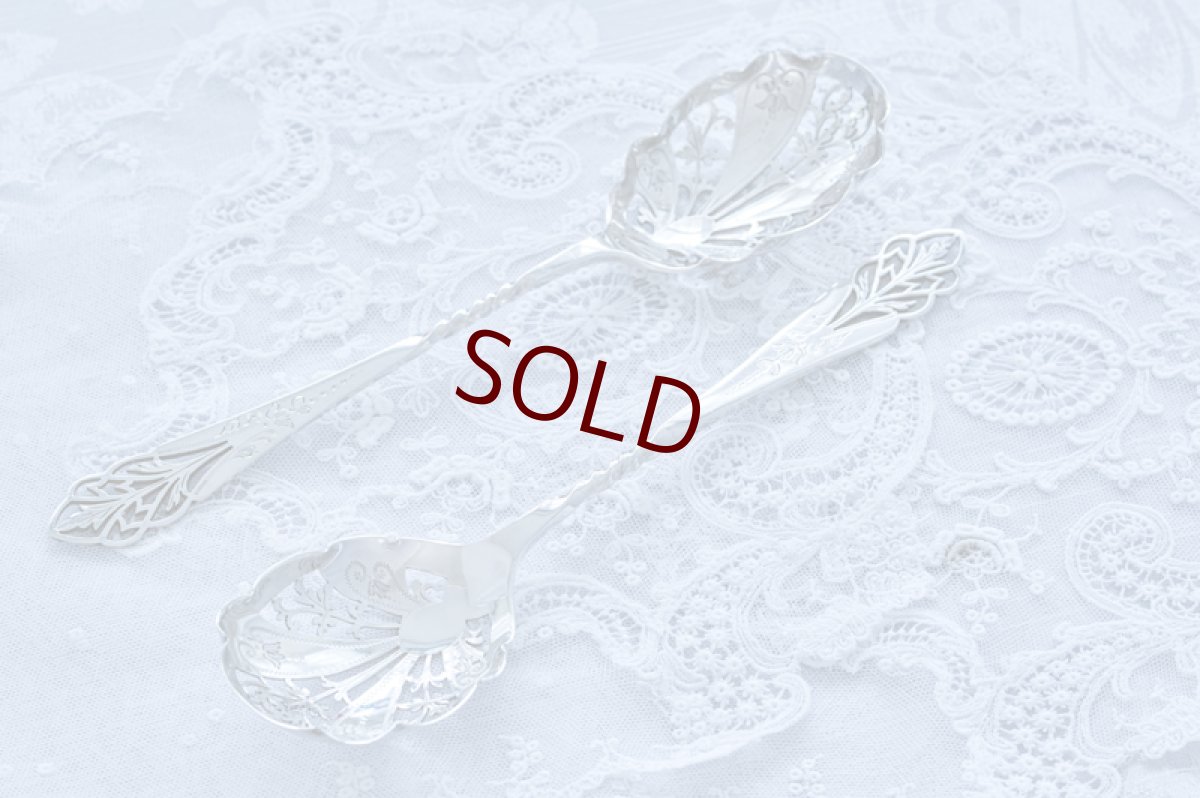 画像2: アンティークシルバー、アンティーク銀器、純銀製(925)　繊細な葉模様の透かし細工が美しいフルーツ/ベリースプーンセット　 (2)