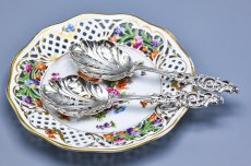 画像2: アンティークシルバー、アンティーク銀器、純銀製(925)1900年葉模様の透かし細工、ハンドルの装飾が美しいフルーツ/ベリースプーンセット　 (2)