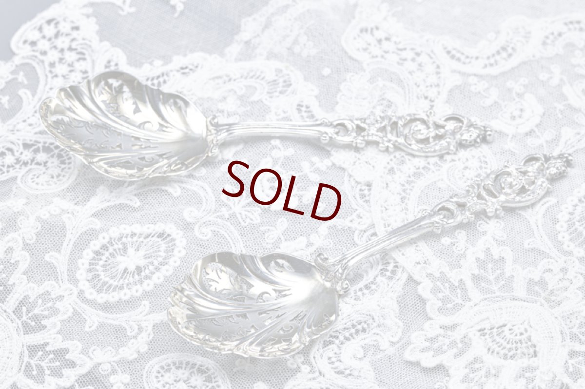 画像9: アンティークシルバー、アンティーク銀器、純銀製(925)1900年葉模様の透かし細工、ハンドルの装飾が美しいフルーツ/ベリースプーンセット　 (9)