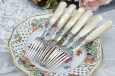 画像4: アンティークシルバー、アンティーク銀器 純銀製(925) 1885年　美彫刻白蝶貝ハンドル　デザートフォーク6本セット (4)