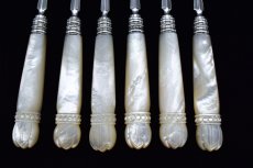 画像6: アンティークシルバー、アンティーク銀器 純銀製(925) 1885年　美彫刻白蝶貝ハンドル　デザートフォーク6本セット (6)