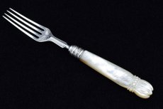 画像8: アンティークシルバー、アンティーク銀器 純銀製(925) 1885年　美彫刻白蝶貝ハンドル　デザートフォーク6本セット (8)