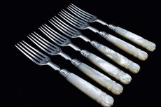 画像11: アンティークシルバー、アンティーク銀器 純銀製(925) 1885年　美彫刻白蝶貝ハンドル　デザートフォーク6本セット (11)
