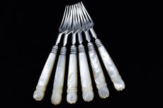 画像10: アンティークシルバー、アンティーク銀器 純銀製(925) 1885年　美彫刻白蝶貝ハンドル　デザートフォーク6本セット (10)