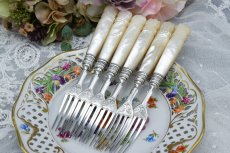 画像3: アンティークシルバー、アンティーク銀器 純銀製(925) 1885年　美彫刻白蝶貝ハンドル　デザートフォーク6本セット (3)