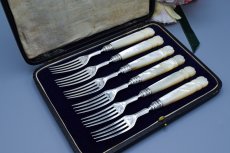 画像2: アンティークシルバー、アンティーク銀器 純銀製(925) 1885年　美彫刻白蝶貝ハンドル　デザートフォーク6本セット (2)