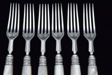 画像5: アンティークシルバー、アンティーク銀器 純銀製(925) 1885年　美彫刻白蝶貝ハンドル　デザートフォーク6本セット (5)