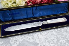 画像1: アンティークシルバー、アンティーク銀器　純銀製(925)　1909　美彫刻 白蝶貝ハンドル　ケーキナイフ (1)