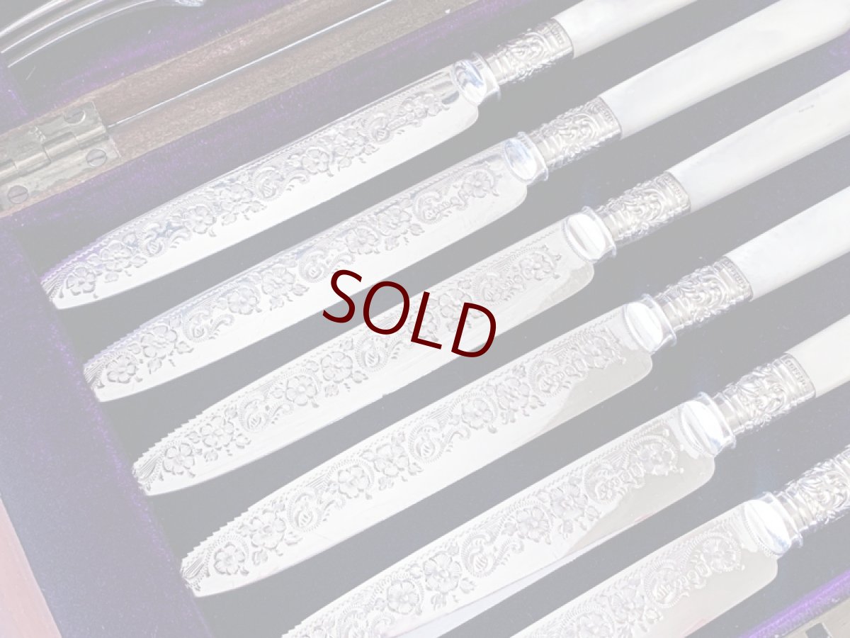 画像2: アンティークシルバー、アンティーク銀器、シルバープレート製 1885年製作 白蝶貝 お花とスクロールの手彫り彫刻 デザートカトラリー6組セット (2)