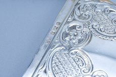 画像7: アンティークシルバー、アンティーク銀器 純銀製（925）1905年　薔薇、葉模様、スクロールの手彫りエングレービング彫刻　カードケース (7)