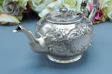 画像4: アンティークシルバー、アンティーク銀器、シルバープレート製 ロココ調　お花とスクロールの打ち出し彫刻　バチェラーサイズ　ティー3点セット (4)