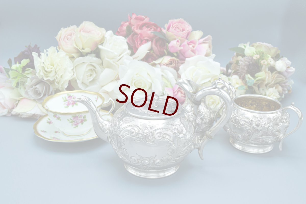 画像12: アンティークシルバー、アンティーク銀器、シルバープレート製 ロココ調　お花とスクロールの打ち出し彫刻　バチェラーサイズ　ティー3点セット (12)