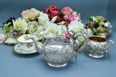 画像12: アンティークシルバー、アンティーク銀器、シルバープレート製 ロココ調　お花とスクロールの打ち出し彫刻　バチェラーサイズ　ティー3点セット (12)
