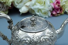 画像6: アンティークシルバー、アンティーク銀器、シルバープレート製 ロココ調　お花とスクロールの打ち出し彫刻　バチェラーサイズ　ティー3点セット (6)