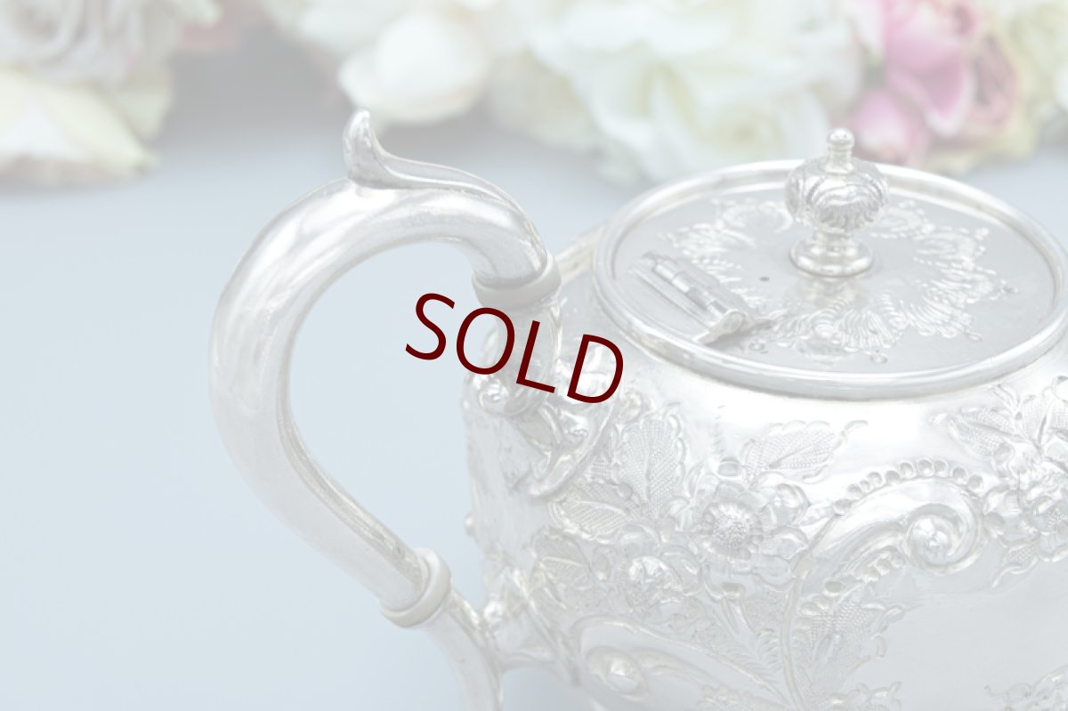 画像7: アンティークシルバー、アンティーク銀器、シルバープレート製 ロココ調　お花とスクロールの打ち出し彫刻　バチェラーサイズ　ティー3点セット (7)