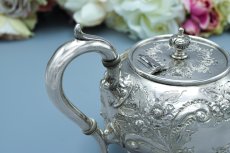 画像7: アンティークシルバー、アンティーク銀器、シルバープレート製 ロココ調　お花とスクロールの打ち出し彫刻　バチェラーサイズ　ティー3点セット (7)