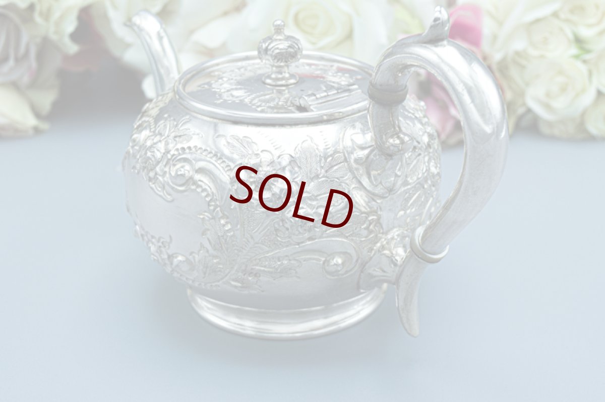 画像3: アンティークシルバー、アンティーク銀器、シルバープレート製 ロココ調　お花とスクロールの打ち出し彫刻　バチェラーサイズ　ティー3点セット (3)