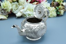 画像8: アンティークシルバー、アンティーク銀器、シルバープレート製 ロココ調　お花とスクロールの打ち出し彫刻　バチェラーサイズ　ティー3点セット (8)