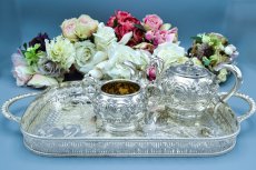 画像13: アンティークシルバー、アンティーク銀器、シルバープレート製 ロココ調　お花とスクロールの打ち出し彫刻　バチェラーサイズ　ティー3点セット (13)