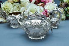 画像1: アンティークシルバー、アンティーク銀器、シルバープレート製 ロココ調　お花とスクロールの打ち出し彫刻　バチェラーサイズ　ティー3点セット (1)